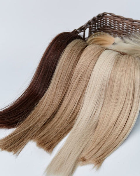 Cesta con extensiones de cabello de diferentes colores