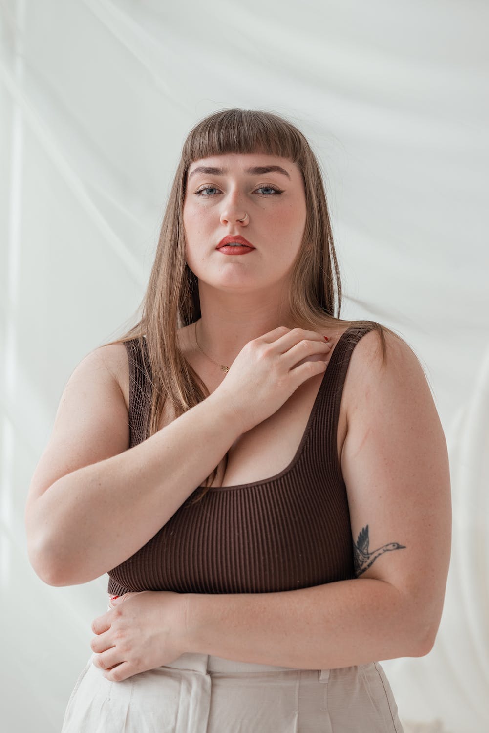 mujer con flequillo postizo natural